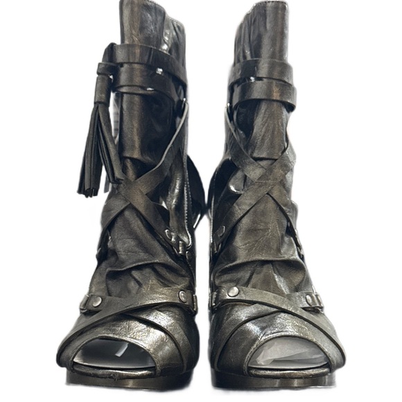 CARLOS SANTANA PEEP TOE BOOTIES W/ TASSLE
SZ 7.5
NWT - Picture 3 of 5